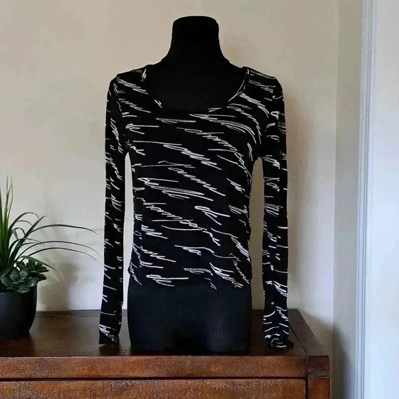 ❤️ Dynamite Long Sleeved Cropped  Top - Picture 1 of 10